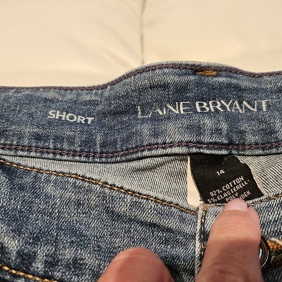 LANE Bryant Women’s Denim Medium Wash Shorts Distressed Raw Open hem Size 14. - Picture 3 of 3